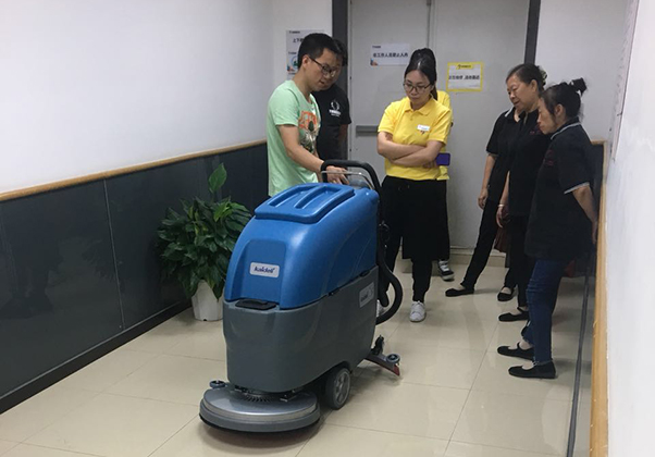 辦公寫字樓適用的全自動(dòng)洗地機(jī)